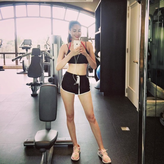Một lần khác, Hoa hậu Phạm Hương tập gym trong trang phục bra top và quần sooc ngắn