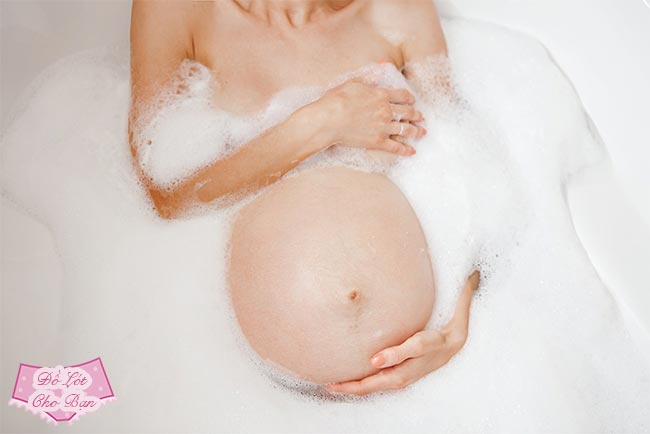 Mẹ bầu có thể chườm đá lạnh hoặc tắm vòi sen để giúp máu lưu thông tốt, hạn chế tình trạng ngực bị căng, đau