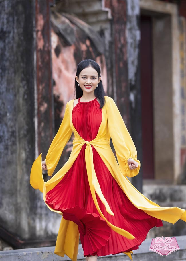 MC Thanh Trúc trong bộ ảnh trang phục áo tứ thân truyền thống.