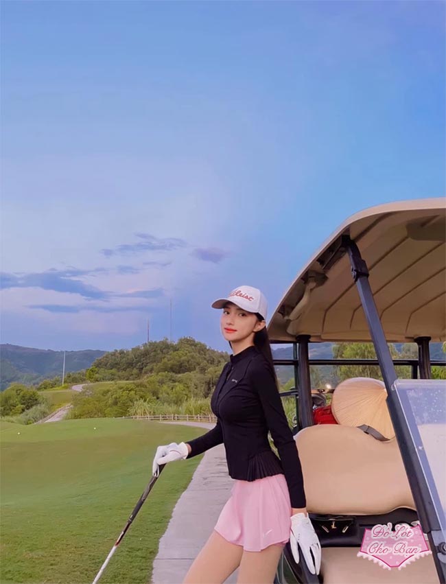 Hương Giang với trang phục tập golf váy hồng từ chất vải mềm mại và áo tập tay dài ôm sát cơ thể