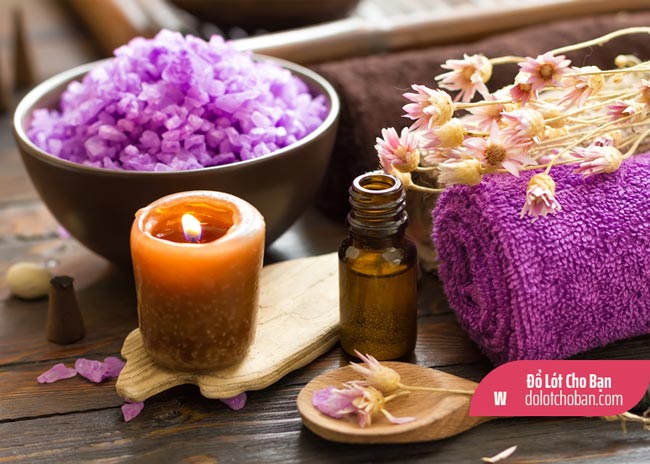 Ayurvedic truyền thống sử dụng dầu thảo mộc kết hợp với massage ngực