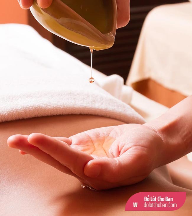 Massage ngực với dầu thảo mộc