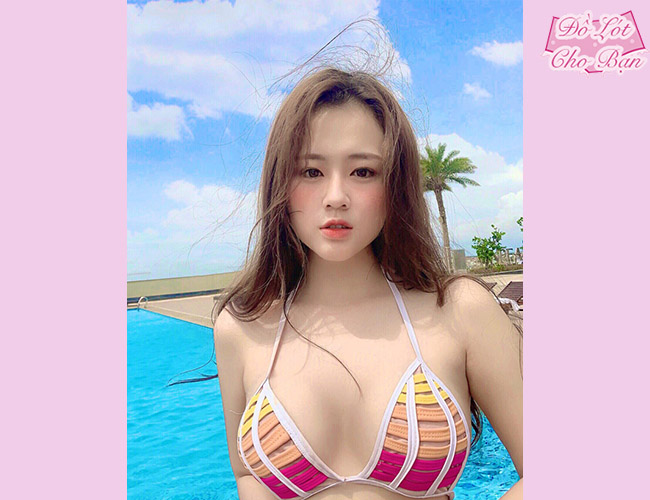 Hồng Hân diện trang phục bikini.