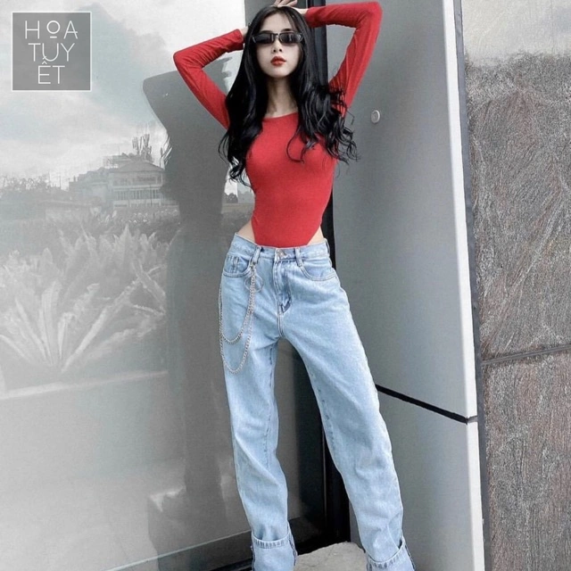 Bodysuit phối cùng quần jeans mang đến cho nàng sự trẻ trung và an toàn tuyệt đối. Đây là out-fit được phần lớn fashionista ưa chuộng.