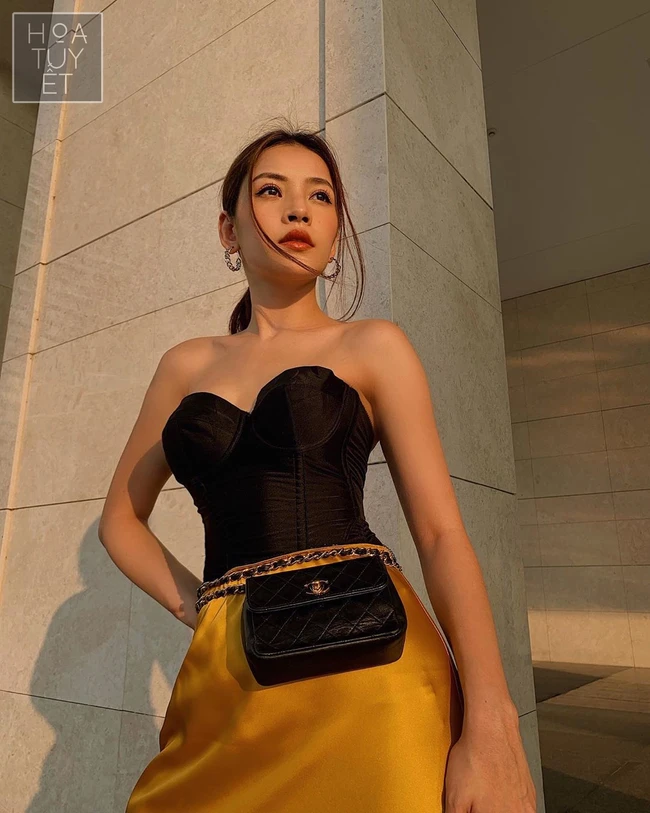 Bên cạnh Hoàng Thùy Linh, nhiều người đẹp trong showbiz Việt cũng tích cực lăng xê kiểu áo nửa kín nửa hở này. Với chiếc áo nịt, mỗi người sẽ thể hiện cá tính thời trang khác nhau qua việc phối áo cùng những item khác.