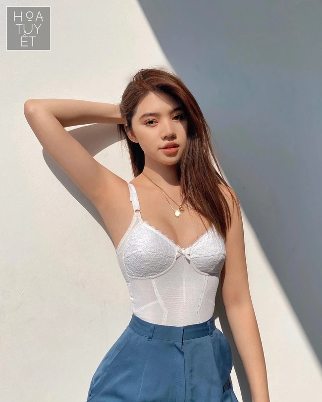 Áo corset được các cô gái tích cực săn đón để khoe vòng eo thon thả của mình.